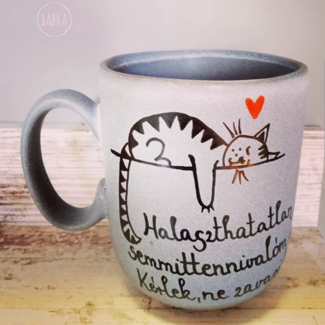 semmitevő kőbögre